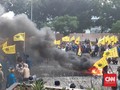 Massa PB PMII Bakar Ban dan Lempar Telur Busuk ke Gedung KPK