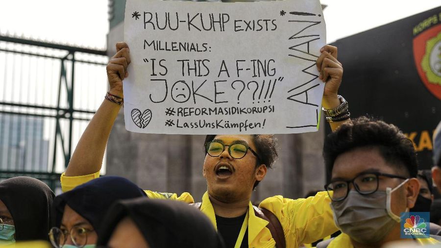 Mereka memprotes rencana pemerintahan Joko Widodo dan Dewan Perwakilan Rakyat (DPR) mengesahkan sejumlah rancangan undang-undang.