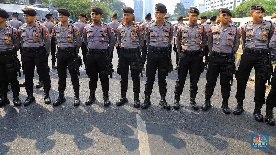 Mereka memprotes rencana pemerintahan Joko Widodo dan Dewan Perwakilan Rakyat (DPR) mengesahkan sejumlah rancangan undang-undang.