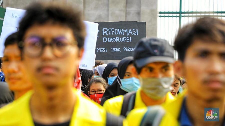 Mereka memprotes rencana pemerintahan Joko Widodo dan Dewan Perwakilan Rakyat (DPR) mengesahkan sejumlah rancangan undang-undang.