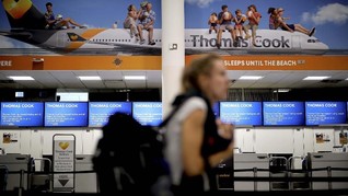 FOTO: Agen Perjalanan Thomas Cook Bangkrut, Turis Telantar