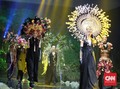 Ketika Logam dan Bunga Bersinergi dari 'Sembilan Kepala'
