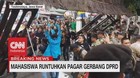 VIDEO: Mahasiswa Runtuhkan Pagar Gerbang DPRD Tasikmalaya