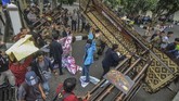 Sejumlah mahasiswa yang tergabung dari Badan Eksekutif Mahasiswa (BEM) se-Tasikmalaya merobohkan gapuran gedung DPRD saat menggelar aksi unjuk rasa di Gedung DPRD Kota Tasikmalaya, Jawa Barat, Selasa (23/9). (ANTARA FOTO/Adeng Bustomi)