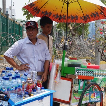 Mereka yang Mengais Rezeki Saat Aksi Demo di Depan Gedung DPR