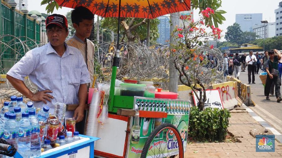 Sampai saat ini, massa masih berdatangan ke Senayan. Tampak kelompok buruh mulai datang dan bergabung dengan mahasiswa