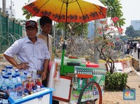 Mereka yang Mengais Rezeki Saat Aksi Demo di Depan Gedung DPR