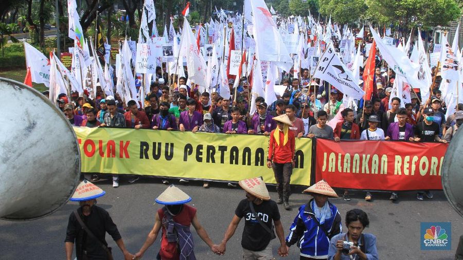 Demo perlawanan terhadap sejumlah kebijakan penguasa juga bergelora di Solo, Jawa Tengah, kampung halaman Presiden Joko Widodo (Jokowi).