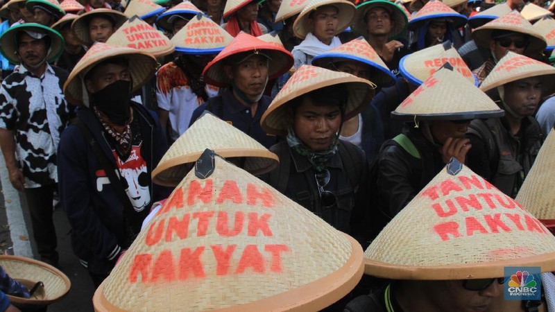Tidak hanya di Jakarta, demo juga digelar di sejumlah kota di tanah air antara lain di Kota Bandung, Solo, hingga Kota Makassar.