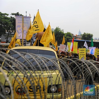 Jelang Aksi, Polisi Pagari Gedung DPR dengan Kawat Berduri