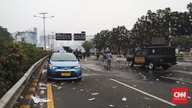 Rusuh Aksi di Depan DPR, Sopir Taksi Tinggalkan Mobil di Tol