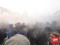 Rentetan Gas Air Mata Bersahutan Azan Magrib di Senayan