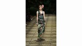 Desainer Domenico Dolce dan Stefano Gabbana meluncurkan koleksi terbaru mereka yang berkonsep hutan. (AP Photo/Antonio Calanni)