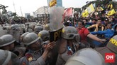 Mahasiswa menuntut pemerintah dan DPR membatalkan pengesahan sejumlah Rancangan Undang-Undang yang dinilai bermasalah, seperti RKUHP, RUU Pertanahan dan juga menuntut penerbitan Perppu KPK. (CNN Indonesia/Bisma Septalisma)