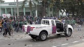 Sejumlah Mahasiswa menghancurkan mobil patroli polisi saat betrok unjuk rasa di depan gedung DPRD Provinsi Bengkulu, Selasa (24/9). Unjuk rasa ribuan mahasiswa dari sejumlah perguruan tinggi di Provinsi Bengkulu tersebut bentrok dan mengakibatkan sejumlah mahasiswa dan polisi terluka. (ANTARA FOTO/David Muharmansyah)