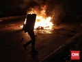 FOTO: Bentrok Mahasiswa-Aparat Keamanan di Gerbang Pemuda