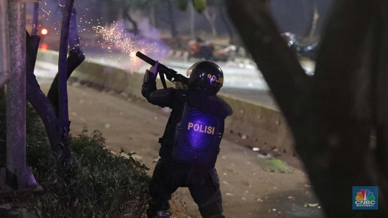 Sejumlah massa yang bertahan dalam aksi di kawasan DPR