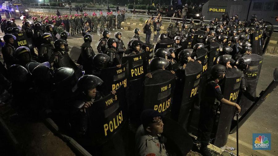 Nasir menegaskan tidak akan segan memberikan sanksi bagi rektor atau dosen yang mengarahkan mahasiswa untuk melakukan aksi demonstrasi.