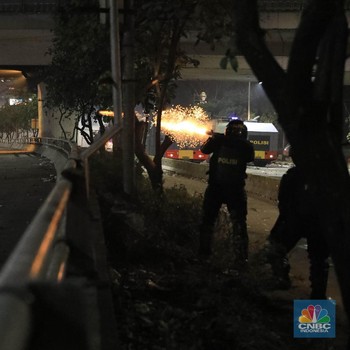 Hingga Malam Hari, Polisi Masih Bentrok dengan Massa Aksi