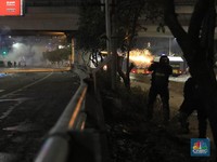 Hingga Malam Hari, Polisi Masih Bentrok dengan Massa Aksi
