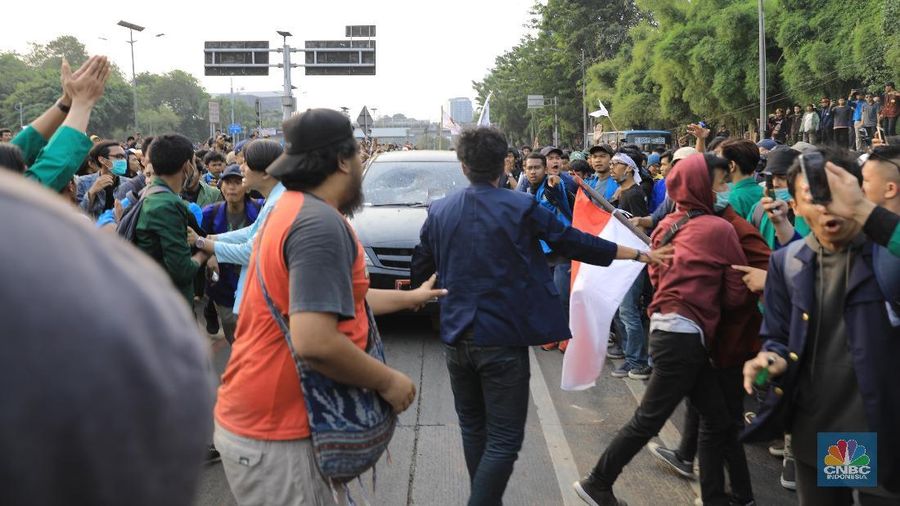 Ratusan mahasiswa dari berbagai universitas ini menyampaikan mosi tidak percaya kepada para wakil rakyat.