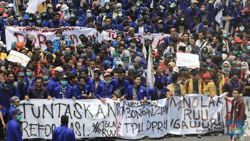 Mereka memprotes rencana pemerintahan Joko Widodo dan Dewan Perwakilan Rakyat (DPR) mengesahkan sejumlah rancangan undang-undang.