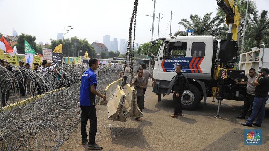 Kepolisian memasang kawat berduri di depan gedung DPR/MPR jelang aksi unjuk rasa yang akan digelar sejumlah aliansi masyarakat sipil dan mahasiswa