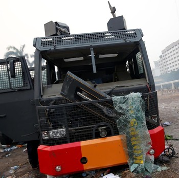 Demo Bentrok, Ini Penampakan Mobil Polisi yang Hancur