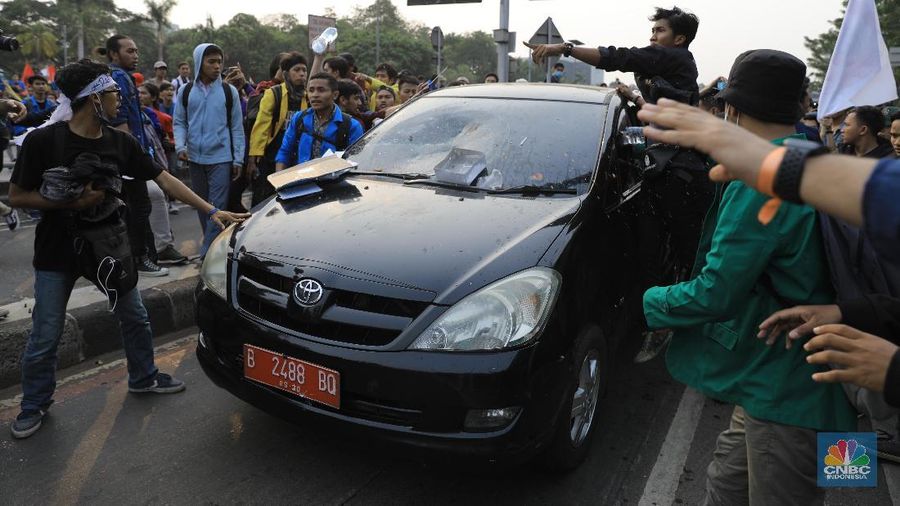 Jalan Gatot Subroto, khususnya di sekitar gedung MPR total karena massa demonstrasi memenuhi seluruh ruas jalan.