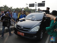Demo Mahasiswa Memanas, Jalan Gatot Subroto Lumpuh Total