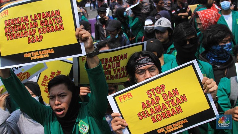 Puncak demo ini bertepatan dengan rencana sidang paripurna DPR.