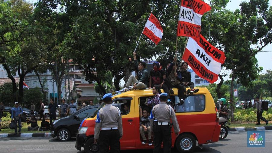 Puncak demo ini bertepatan dengan rencana sidang paripurna DPR.