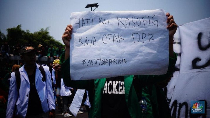 Poster-poster Unik & Lucu Mahasiswa di Aksi Demonstrasi DPR