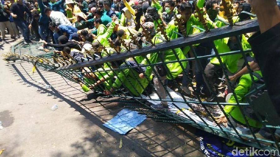 Tidak hanya di Jakarta, demo juga digelar di sejumlah kota di tanah air antara lain di Kota Bandung, Solo, hingga Kota Makassar.