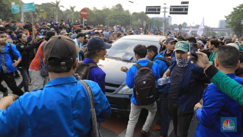 Ratusan mahasiswa dari berbagai universitas ini menyampaikan mosi tidak percaya kepada para wakil rakyat.