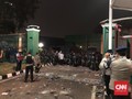 Mahasiswa Robohkan Pintu Masuk Belakang Gedung DPR