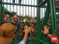 Demo DPR Ricuh, Tembakan Gas Air Mata Dibalas Lemparan Batu