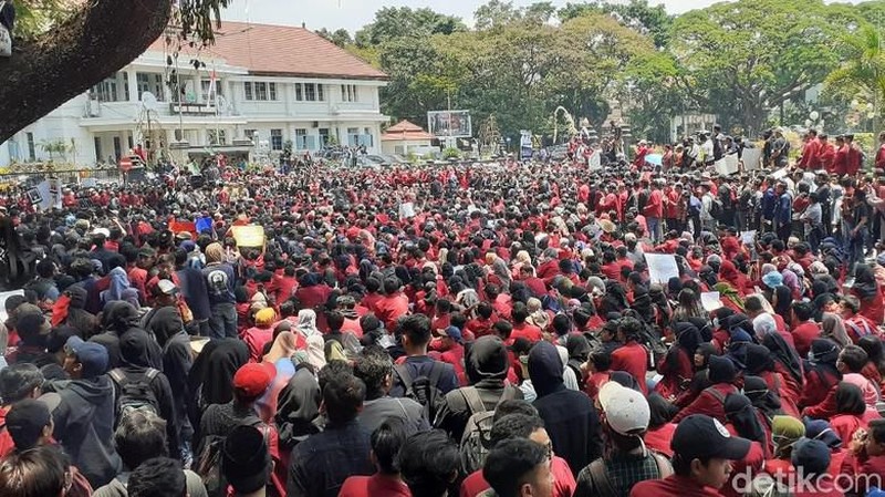 Tidak hanya di Jakarta, demo juga digelar di sejumlah kota di tanah air antara lain di Kota Bandung, Solo, hingga Kota Makassar.