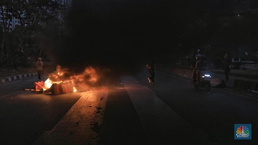 Puncak demo ini bertepatan dengan rencana sidang paripurna DPR.