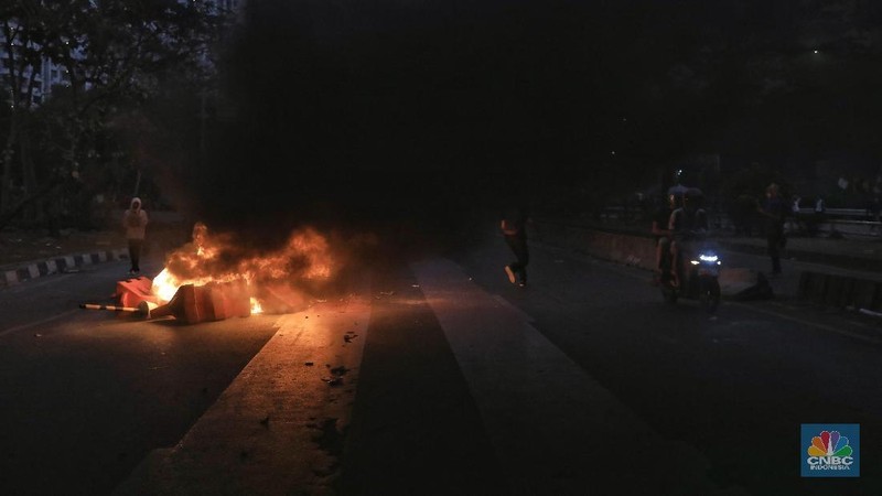 Puncak demo ini bertepatan dengan rencana sidang paripurna DPR.
