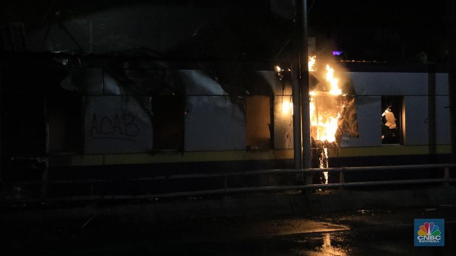 Saat ini aparat kepolisian masih terlibat bentrokan dengan massa demonstran yang sejak tadi siang berada di depan Gedung DPR.