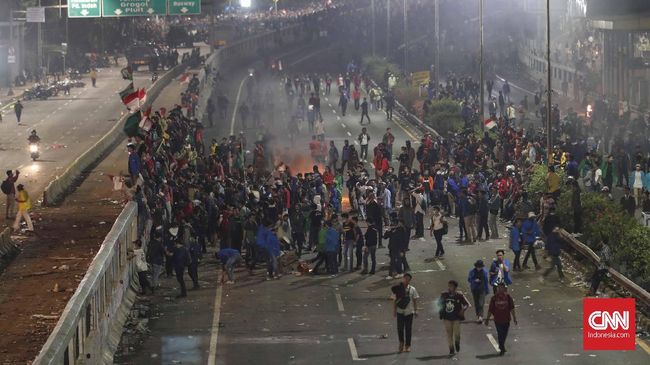 Polisi Ancam Tangkap, Mahasiswa Teriak 'Revolusi'