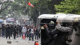 Massa yang tergabung dalam Aliansi Rakyat Menggugat bentrok dengan petugas kepolisian saat aksi unjuk rasa di Gedung DPRD Jawa Barat, Selasa (24/9). Aksi yang diikuti oleh mahasiswa, pelajar dan warga yang menuntut untuk menolak RUU yang dianggap bermasalah tersebut berakhir ricuh dan bentrok. (ANTARA FOTO/Novrian Arbi)