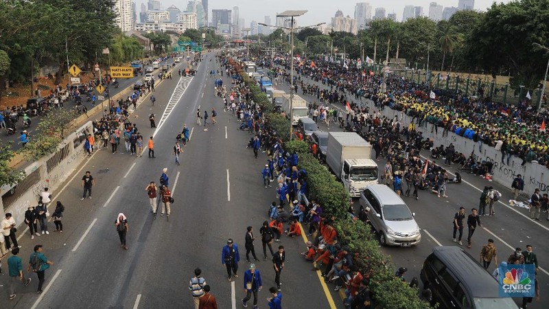 Lalu lintas tersendat karena aksi mahasiswa yang digelar di Gedung DPR memblokade jalan tol dalam kota.