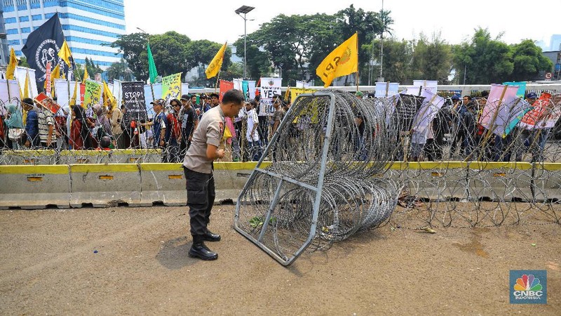 Kepolisian memasang kawat berduri di depan gedung DPR/MPR jelang aksi unjuk rasa yang akan digelar sejumlah aliansi masyarakat sipil dan mahasiswa