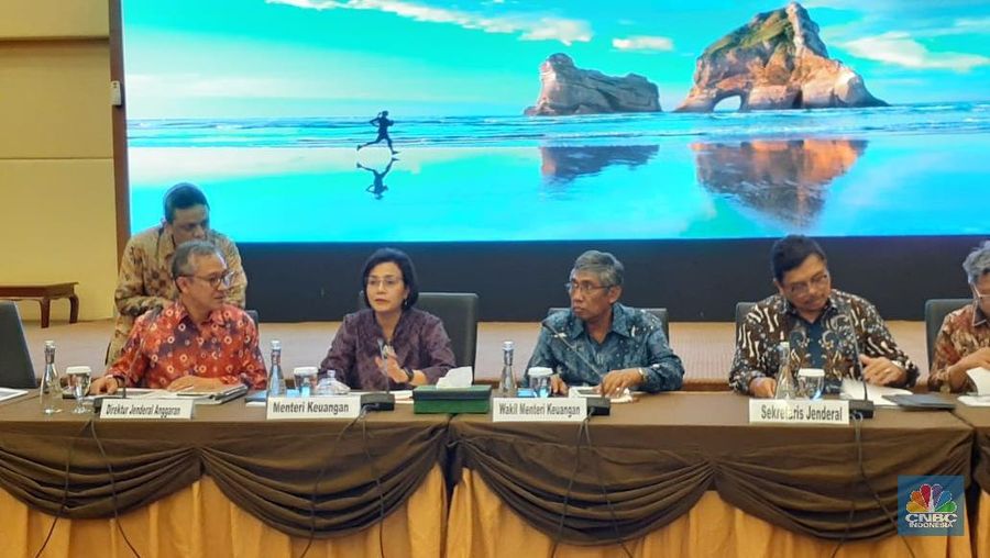 Menteri Keuangan Sri Mulyani Indrawati mengakui bahwa tekanan global ke Indonesia semakin berat