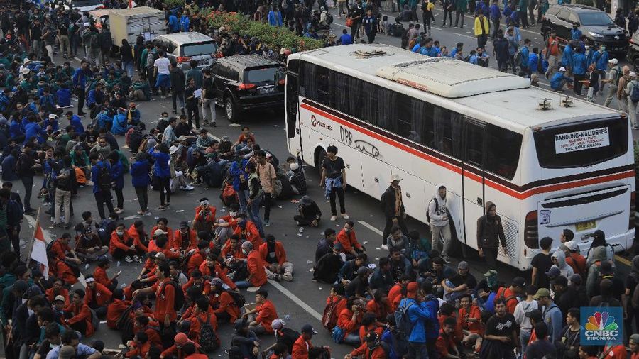 Lalu lintas tersendat karena aksi mahasiswa yang digelar di Gedung DPR memblokade jalan tol dalam kota.
