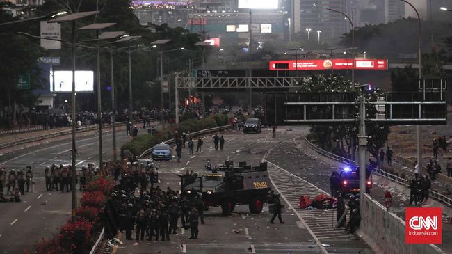 Demo Memanas, Massa Lempari Barikade Polisi di JCC Senayan