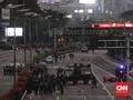 Demo Memanas, Massa Lempari Barikade Polisi di JCC Senayan