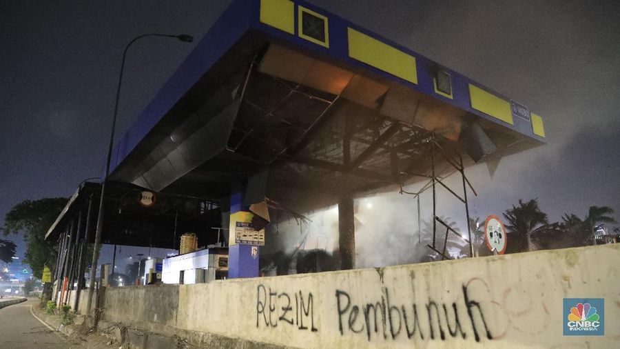 Saat ini aparat kepolisian masih terlibat bentrokan dengan massa demonstran yang sejak tadi siang berada di depan Gedung DPR.